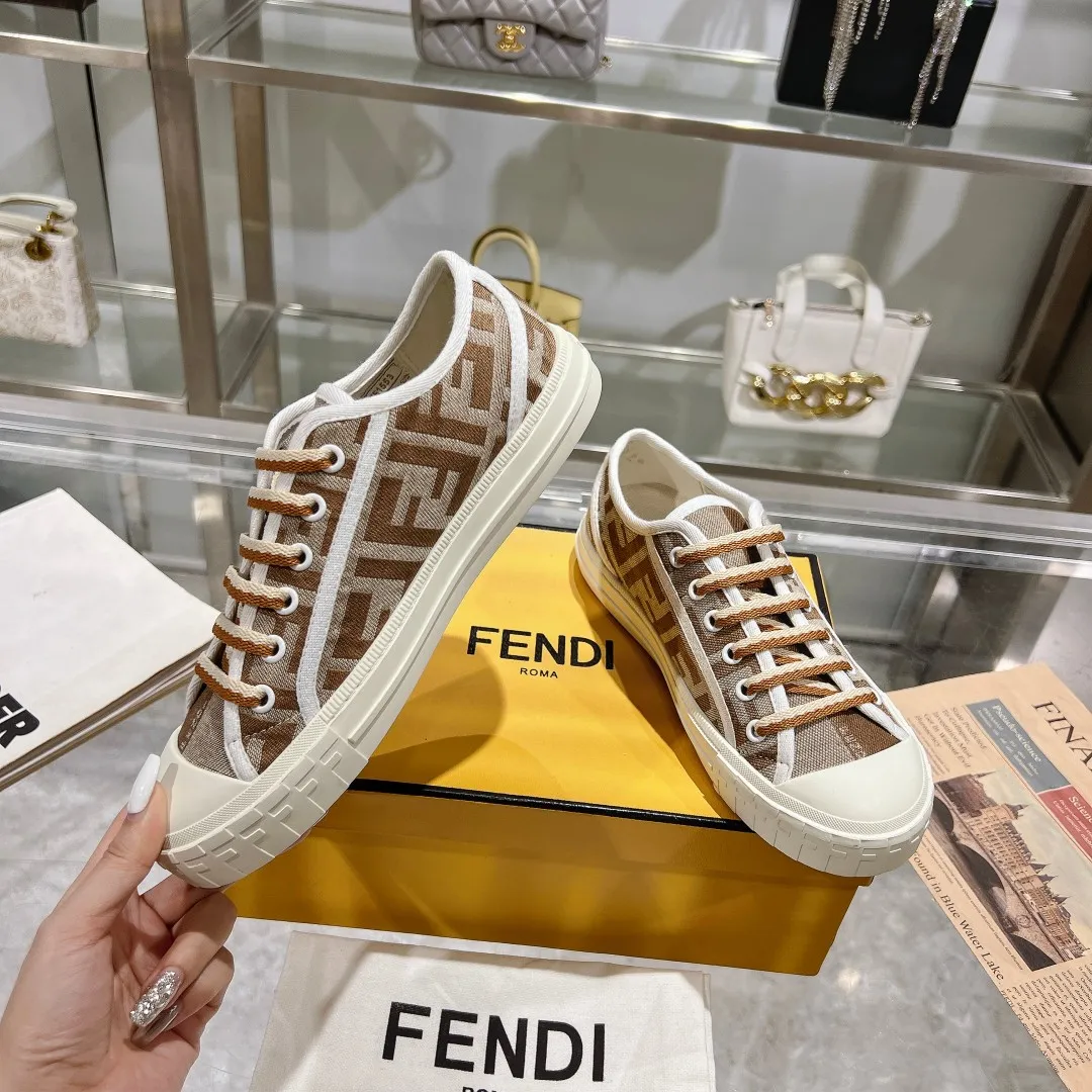 Couple style 💰460❤️Fendi Fendi's latest couple canvas shoes ❑ Fabric: Original customized imported jacquard canvas material ❑ Inner lining: Imported canvas material ❑ Sole: Original molded non-slip TPU outsole ❑ Bottom thickness: 2.5cm ❑ Size: Women's 35-40/Men's 39-45